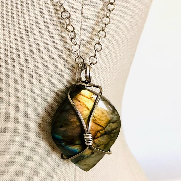 Vintage labradorite pendant necklace & Quartz Bracelet - Picture 10 of 15